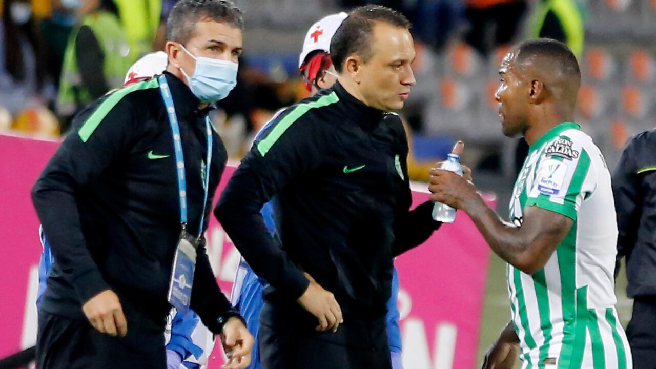 Dorlan Pabón y Alejandro Restrepo dialogan en medio del partido entre Atlético Nacional y Deportivo Cali