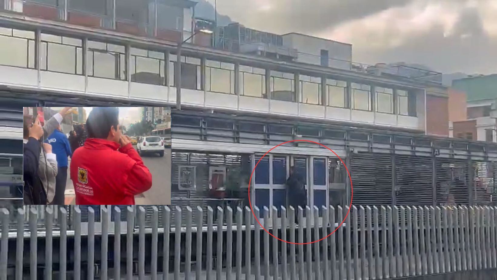 Hombre intentó meterse a TransMilenio, justo cuando mostraban las nuevas puertas 'anticolados'