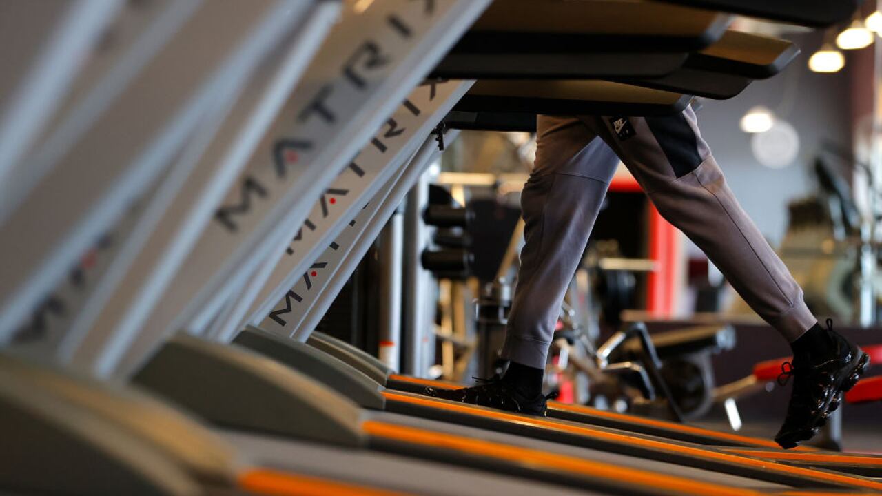 Una persona corre en una cinta en el gimnasio Workout Anytime Powder Springs, el 24 de abril de 2020 en Powder Springs, Georgia (Foto de Kevin C. Cox/Getty Images)
