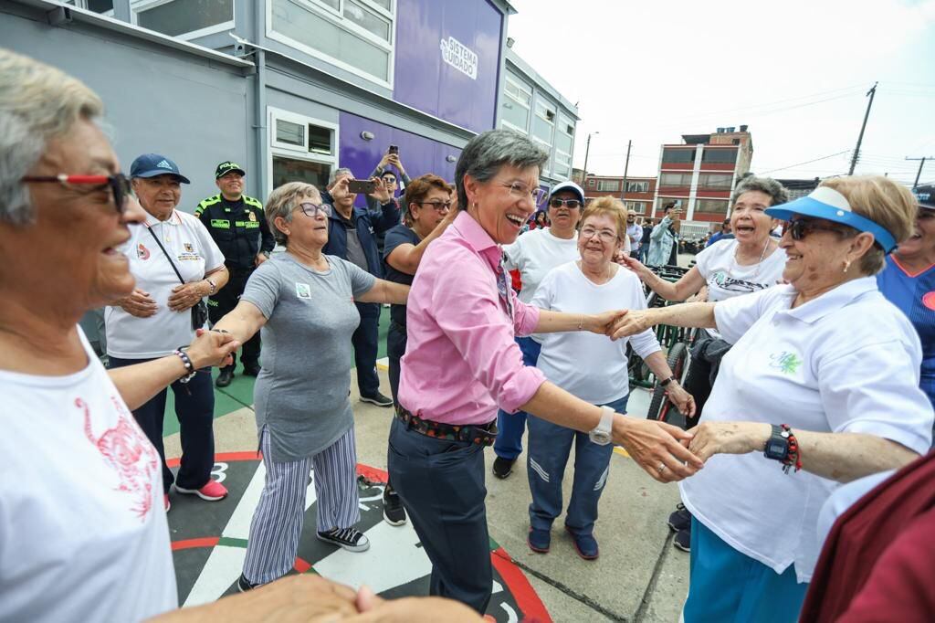 La alcaldesa de Bogotá, Claudia López, entregó la manza del cuidado en Fontibón.