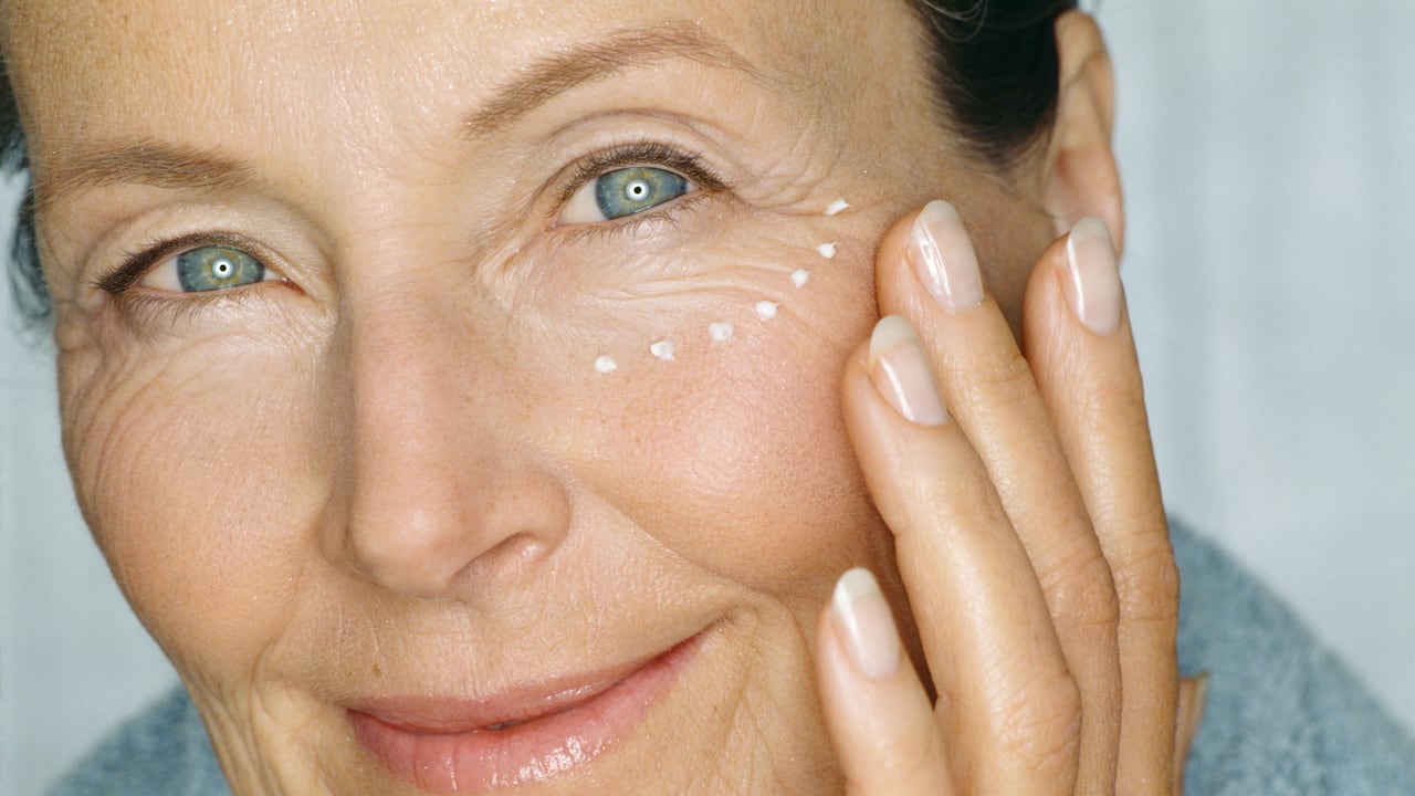 Las arrugas y las línea de expresión son signos de la edad.