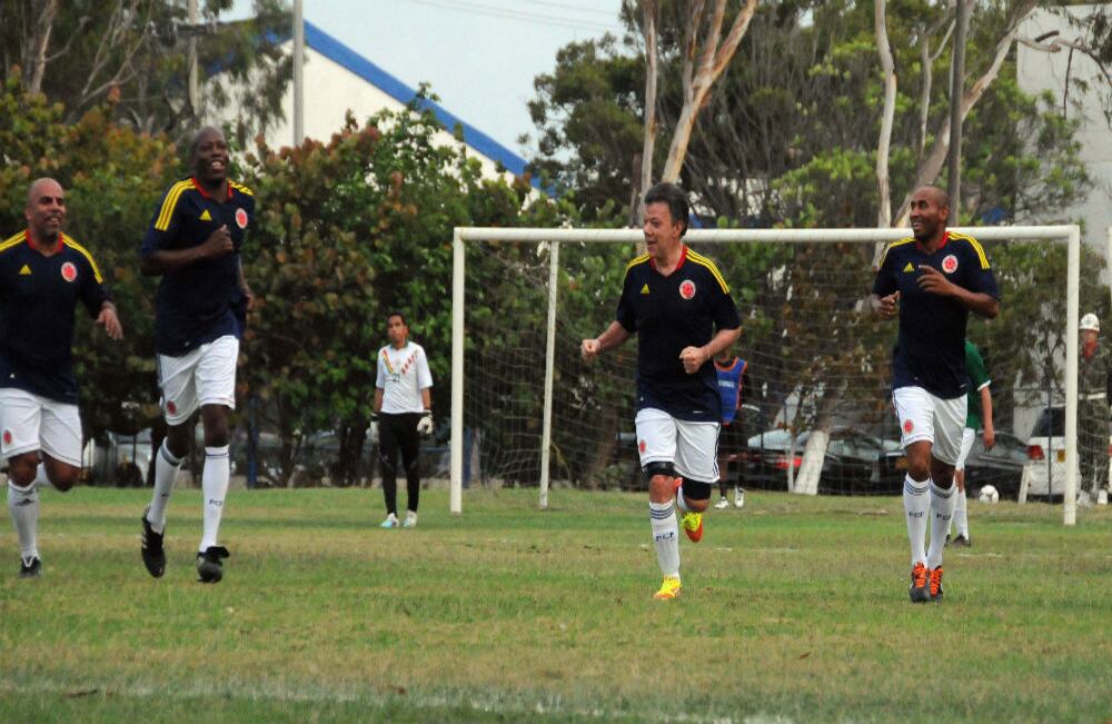 Santos encabezó la celebración del primer gol colombiano, conseguido por el exgoleador de Millonarios y Nacional, Carlos Castro. 