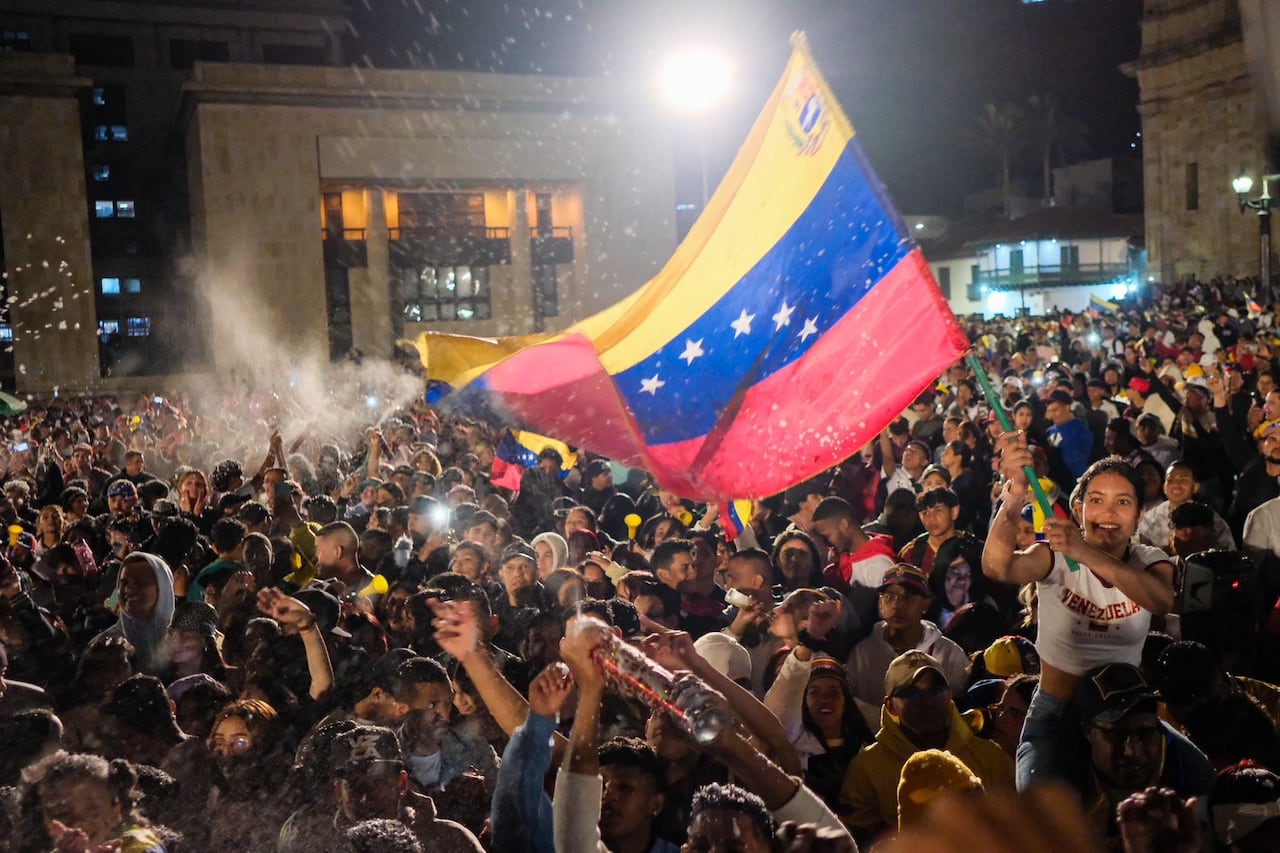 Plaza de Bolívar, ciudadanos venezolanos celebran la eventual victoria de la Edmundo González en Venezuela