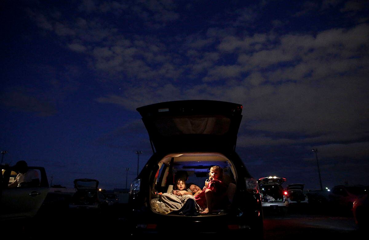 Ver una película desde la parte trasera del carro es un reciente redescubrimiento en Brasilia. Imagen del 23 de mayo. El autocine tiene 47 años y es una de las pocas instalaciones al aire libre en operación en Brasil. Foto: Eraldo Peres/ AP