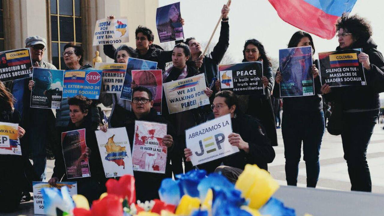 Colombianos que marchan por los líderes sociales.