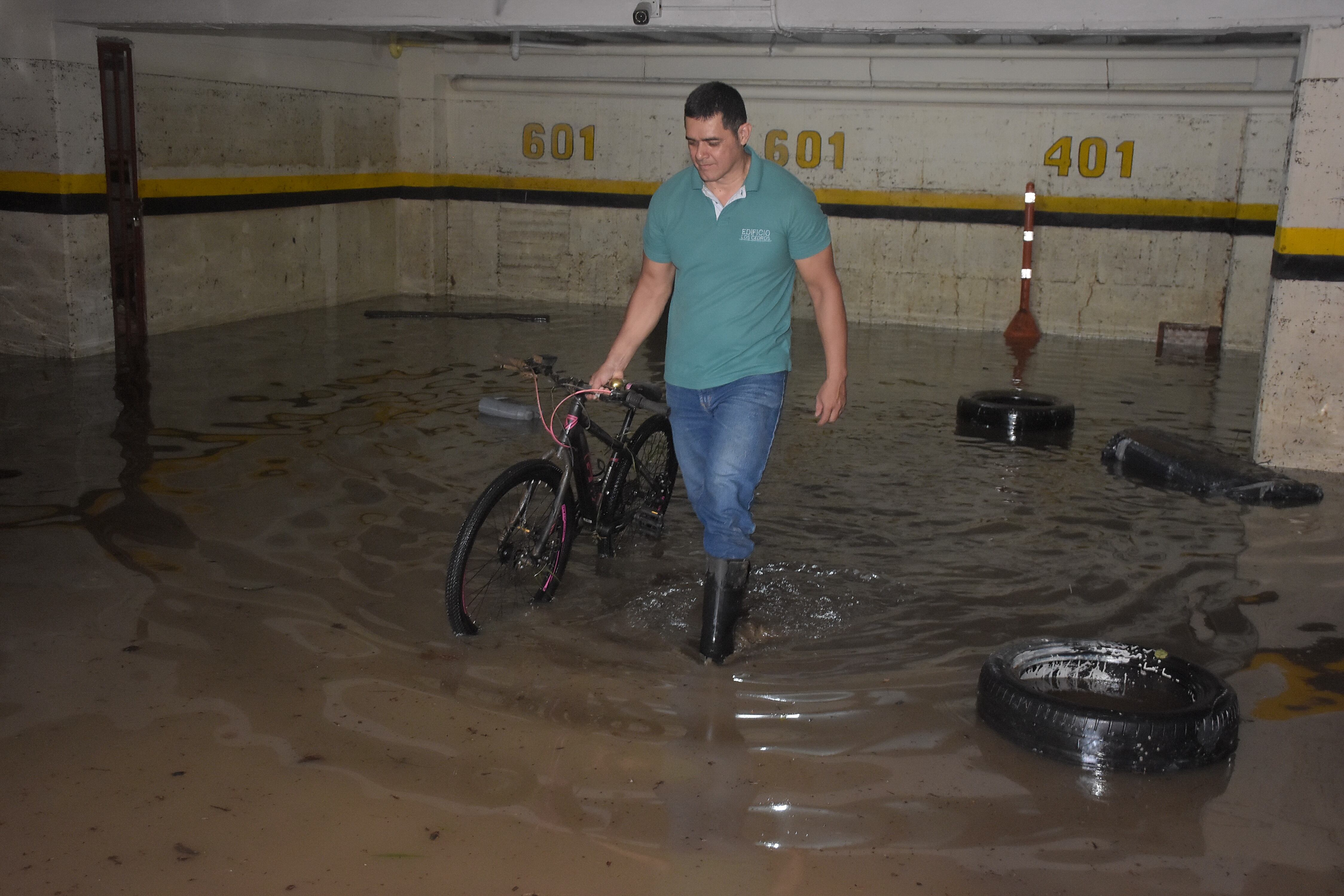 El Alcalde de la ciudad Alejandro Eder estuvo en diferentes puntos, revisando los daños ocasionados por las fuertes lluvias del pasado miércoles en Santiago de Cali.