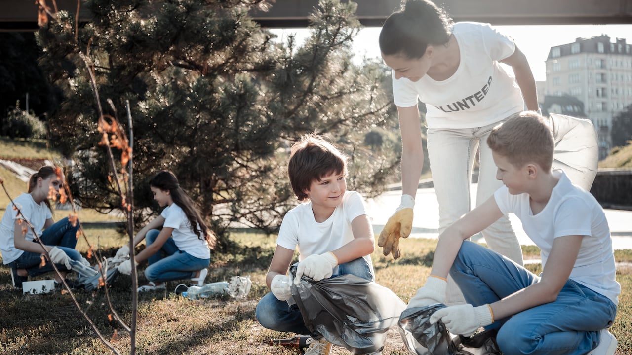 El progreso social se determina por los actos voluntarios realizados en bienestar de la sociedad