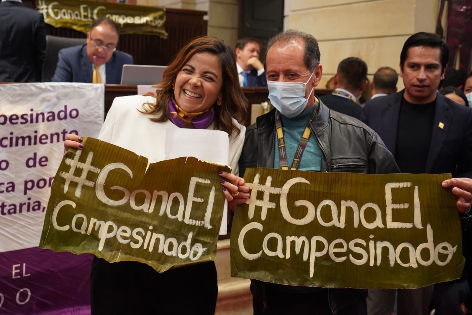 Ministra de Agricultura, Jhenifer Mojica, celebra aprobación.