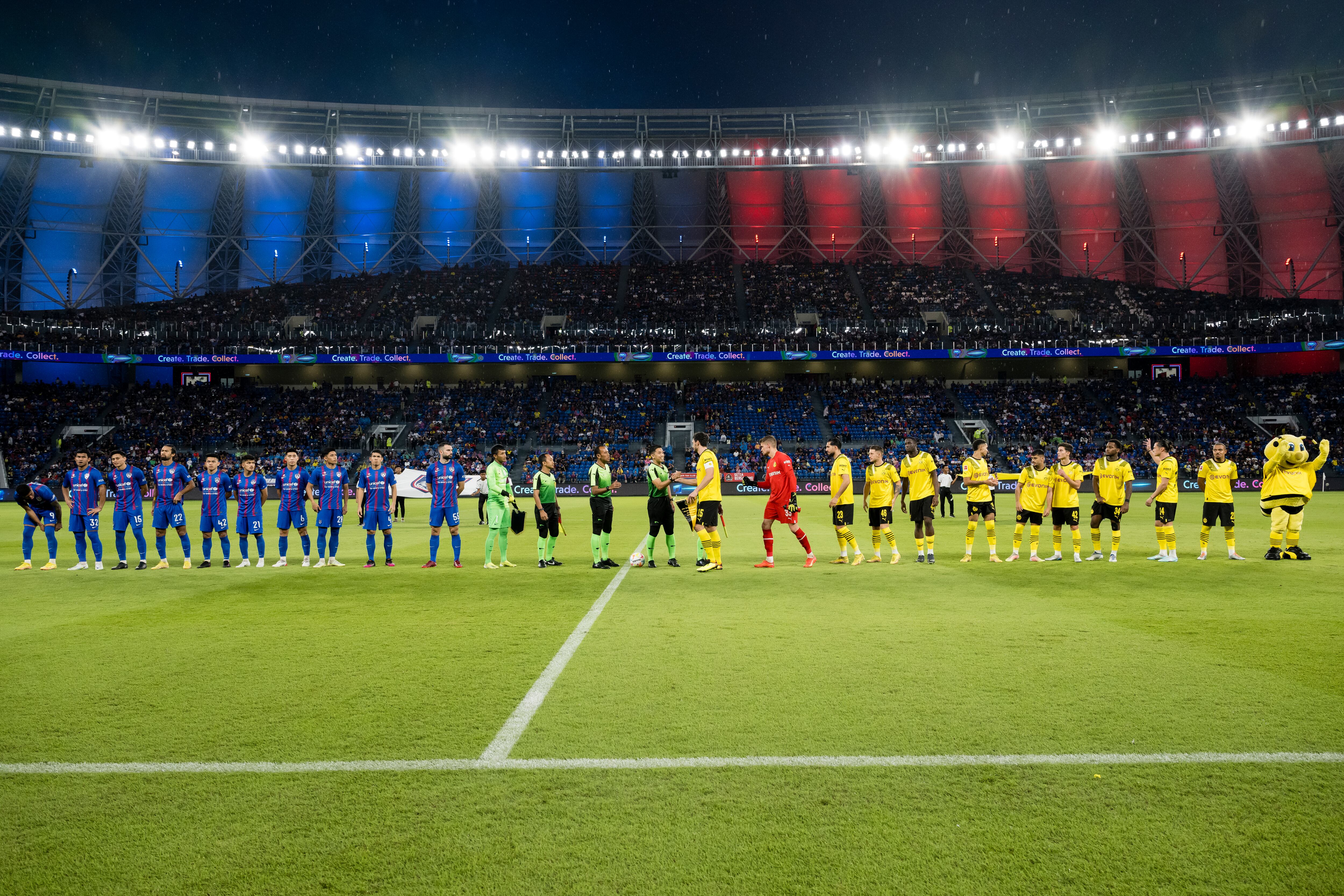 JOHOR BAHRU, MALAYSIA - NOVEMBER 28: The Teams of Borussia Dortmund and Johor Southern Tigers before the friendly match between Borussia Dortmund and Johor Southern Tigers as part of the Borussia Dortmund Asia Tour 2022 at Sultan Ibrahim Stadium on November 28, 2022 in Johor Bahru, Malaysia. (Photo by Marco Donato/Borussia Dortmund via Getty Images)
