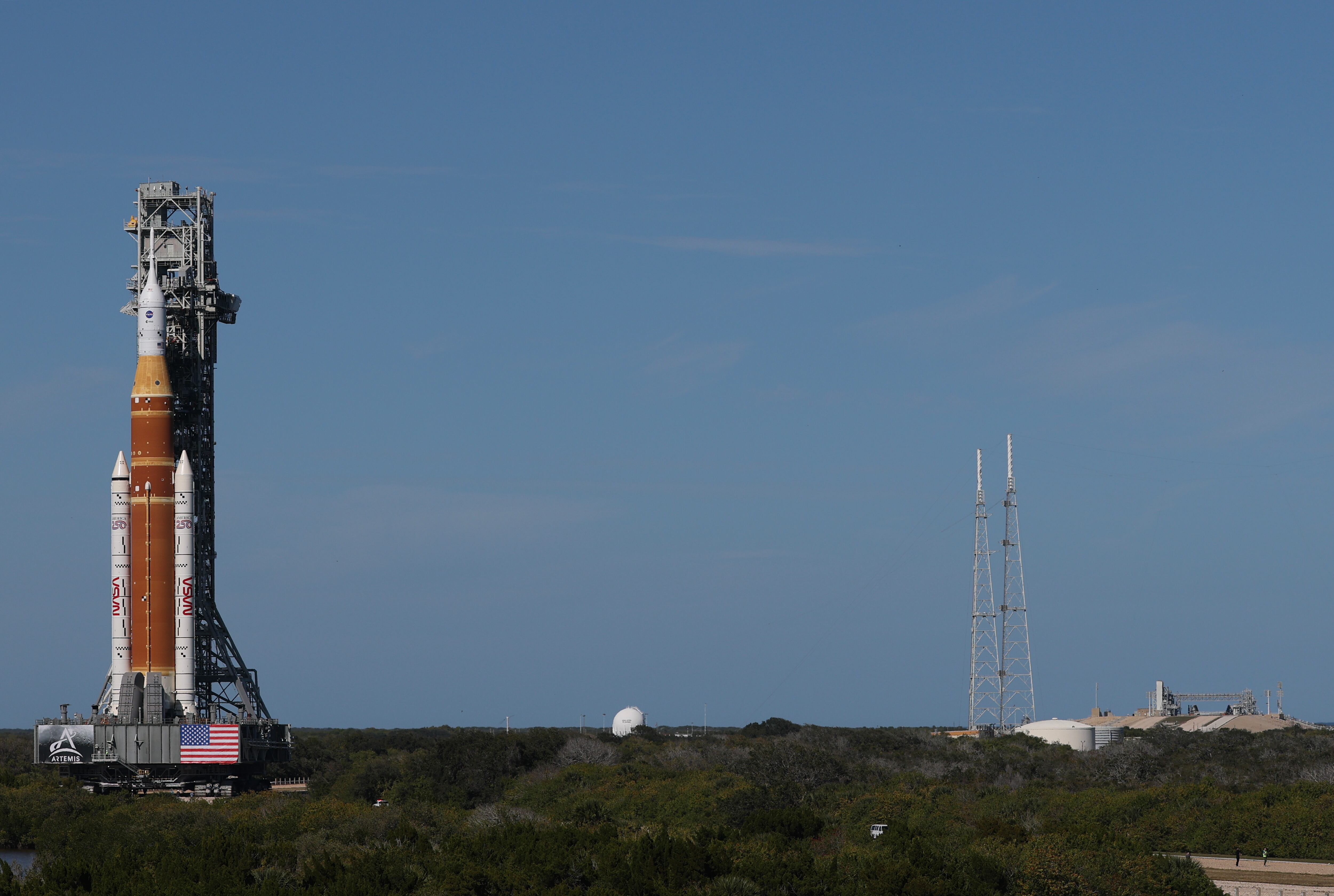 La misión no es un aterrizaje, sino un vuelo de prueba tripulado alrededor de la Luna.