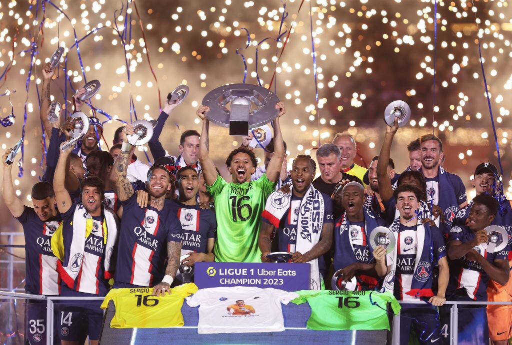 Marquinhos levanta el trofeo de la Ligue 1 vistiendo la camiseta de Sergio Rico.