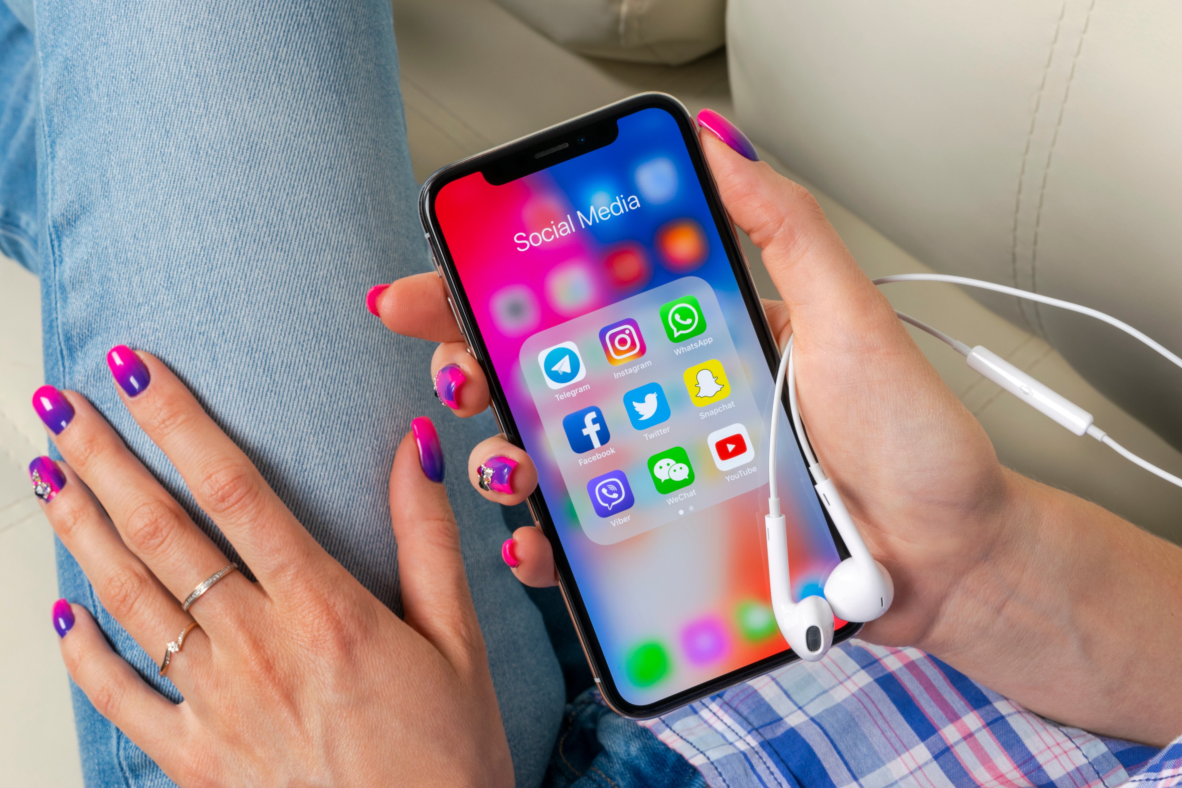 Se acusa a la compañía de no eliminar cuentas de usuarios menores de 13 años y de no requerir el consentimiento parental para adolescentes de 14 y 15 años, en contravención de la legislación estatal.