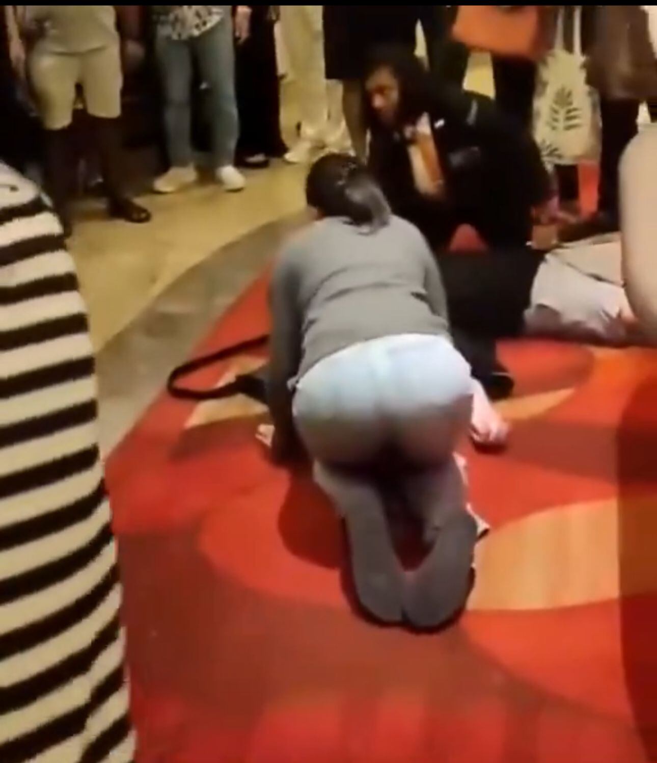 Una mujer pidió ayuda mientras el hombre estaba tendido en el suelo