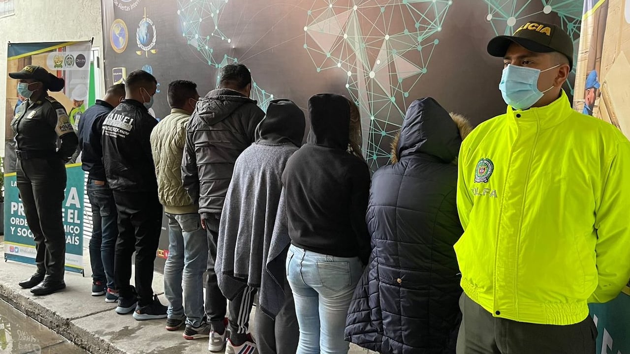 Según la Policía, la red criminal comercializaba las bebidas alcohólicas en el sector de Plaza España, en Bogotá, y hacía envíos a otras ciudades simulando ser productos de aseo.