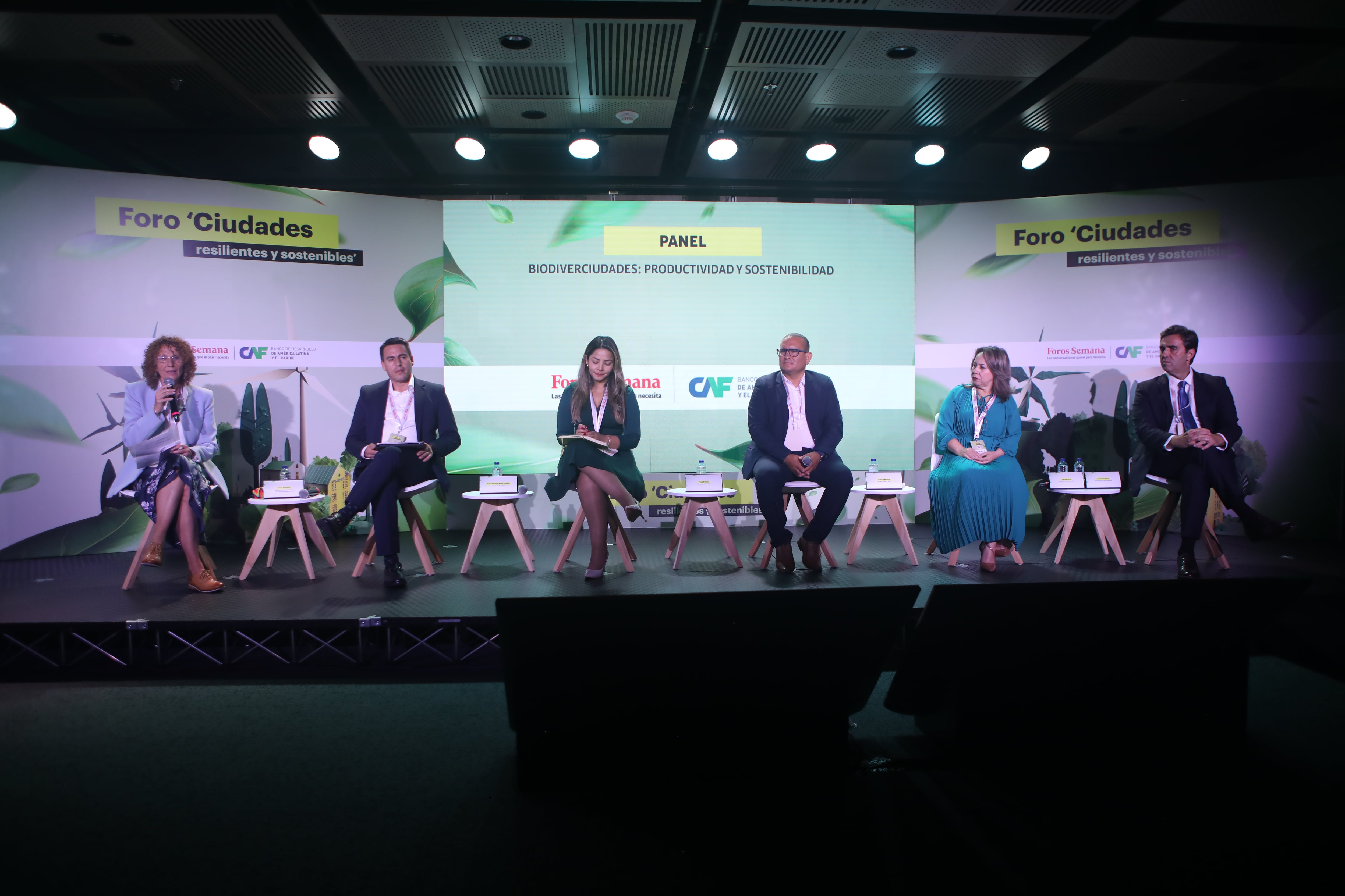El panel ‘Biodiverciudades: productividad y sostenibilidad’, estuvo conformado por Jorge Eduardo Rojas Giraldo, alcalde de Manizales; Paula Palacio, directora del AMVA; Gabriel Madrid, alcalde de Piura, Perú; Carmen Paz, alcaldesa de San Nicolás, Honduras; Leonardo Boto, intendente de Luján, Argentina y, Alicia Montalvo, gerente de Acción Climática y Biodiversidad Positiva de la CAF, como moderadora.