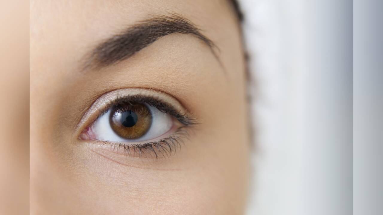 La mezcla de huevo, avena y miel, ayuda a prevenir la piel flácida y caída en esta zona del rostro. Foto; GettyImages.