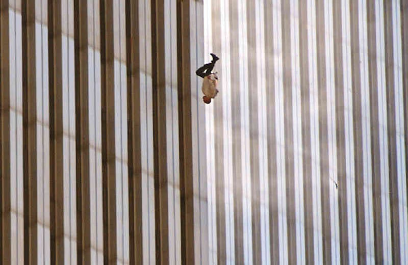 Hombre cayendo por Richard Drew (2001, Estados Unidos)