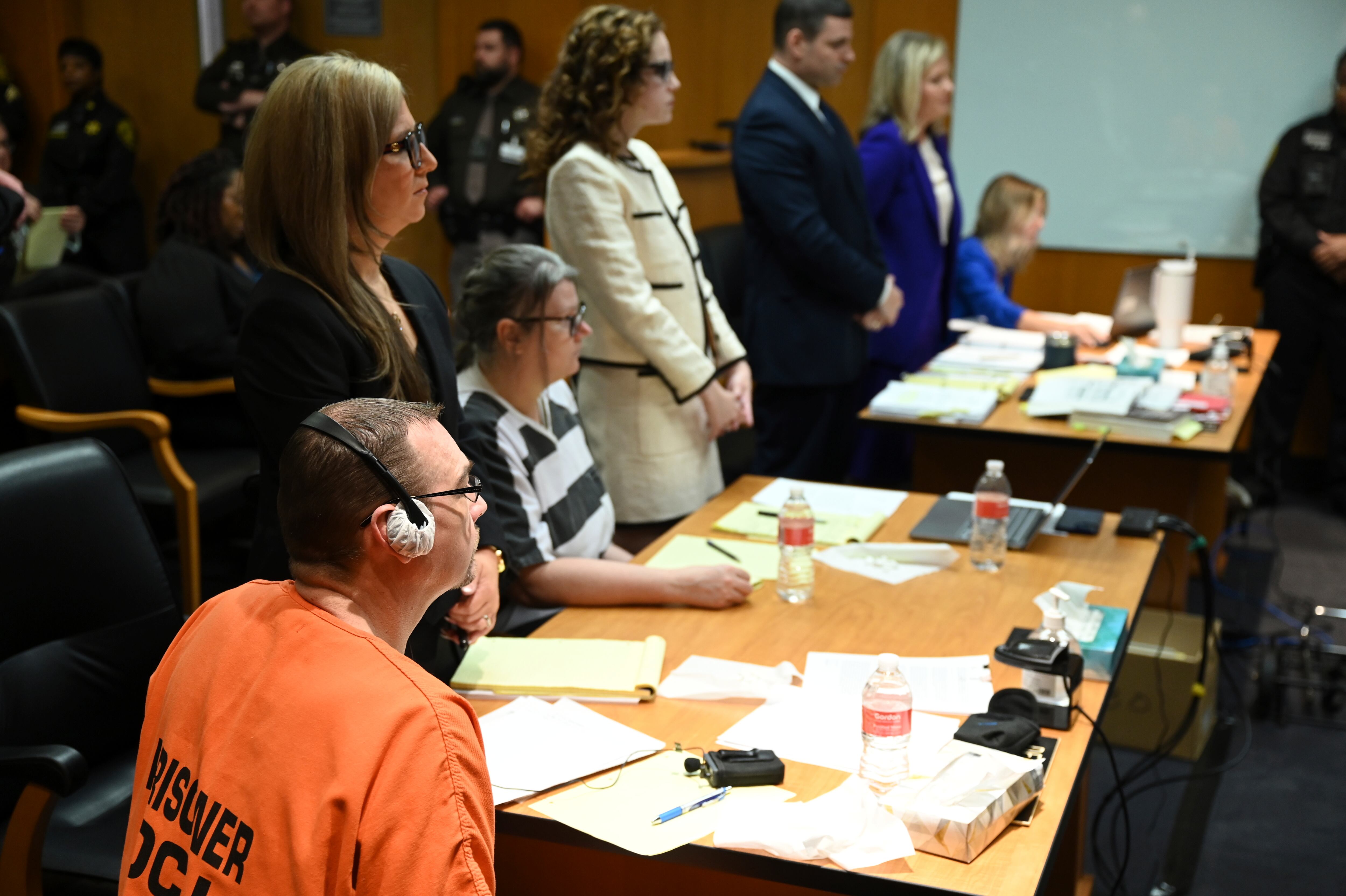 James Crumbley escucha durante la sentencia, el martes 9 de abril de 2024, en Pontiac, Michigan. Los padres de Ethan Crumbley están pidiendo a un juez que los mantenga fuera de prisión mientras enfrentan una sentencia por su papel en un ataque que mató a cuatro estudiantes en 2021.