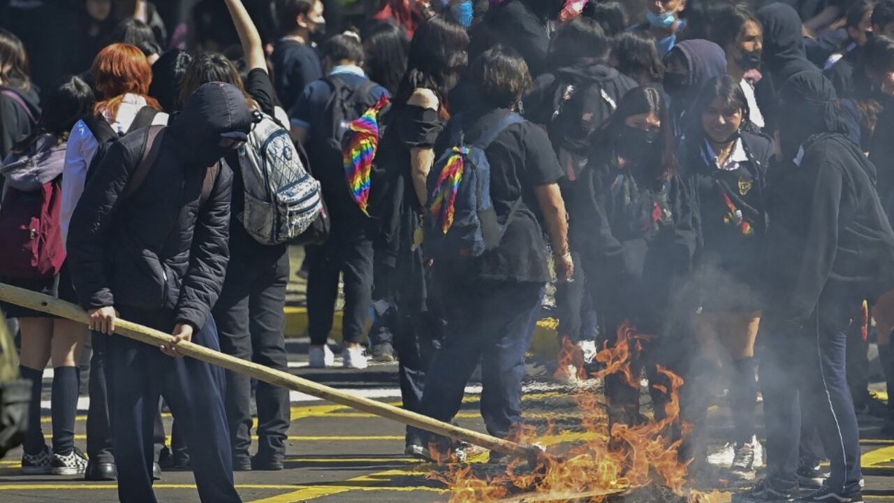 Estudiantes en Chile exigen más acceso a la educación, tal como lo había prometido Gabriel Boric en campaña electoral