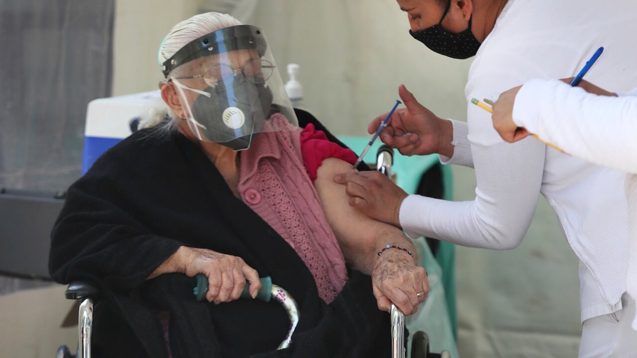 Cinco síntomas que puede generar la vacuna contra la covid-19