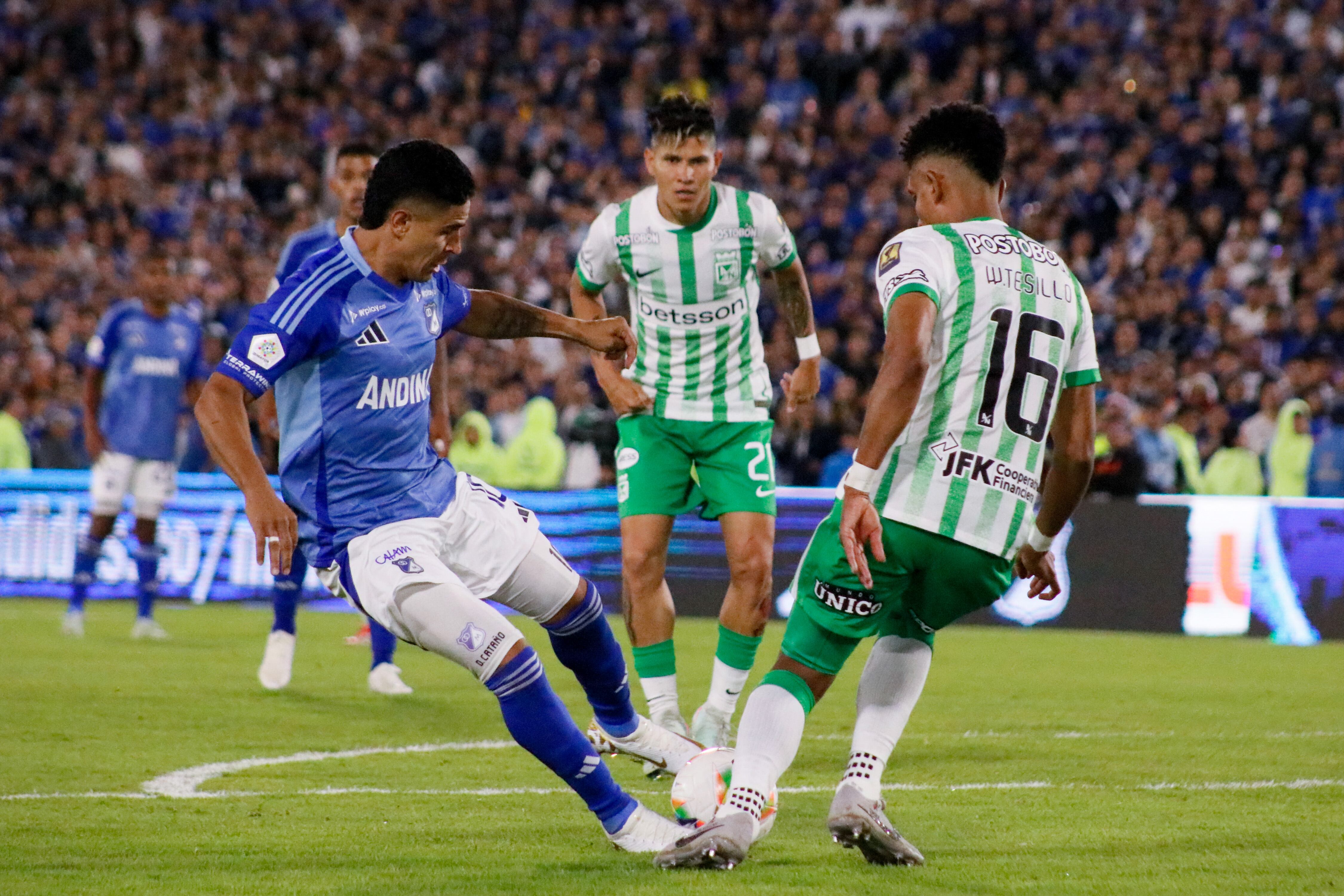 Daniel Cataño en un clásico contra Atlético Nacional en El Campín.
