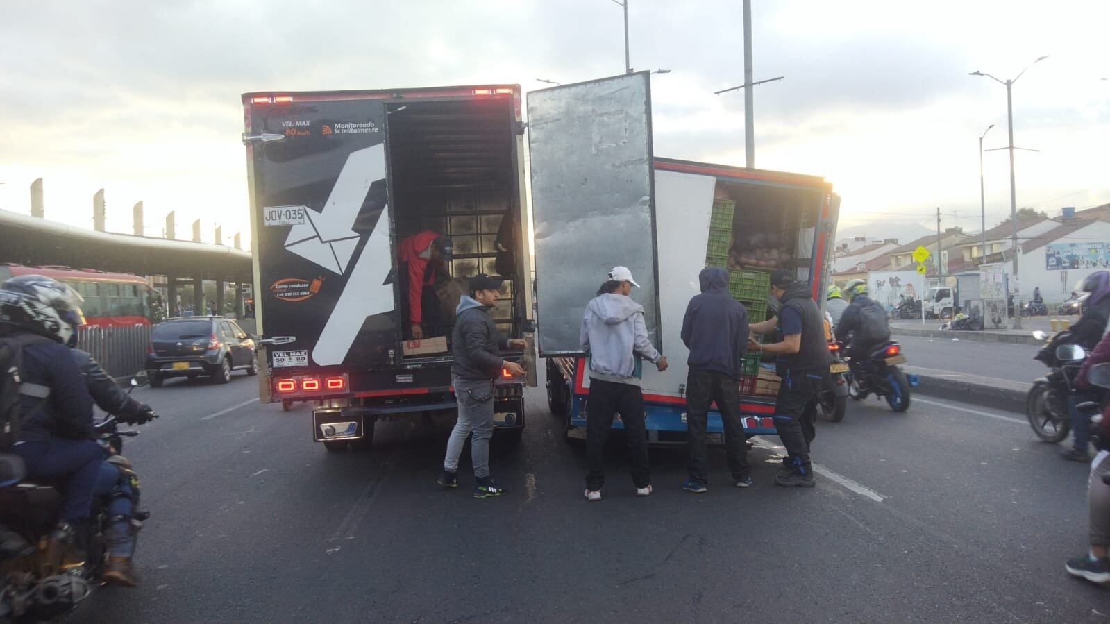 Camión varado en la localidad de Kennedy en la Av. Américas  con Carrera 75, Sentido Occidente - Oriente.