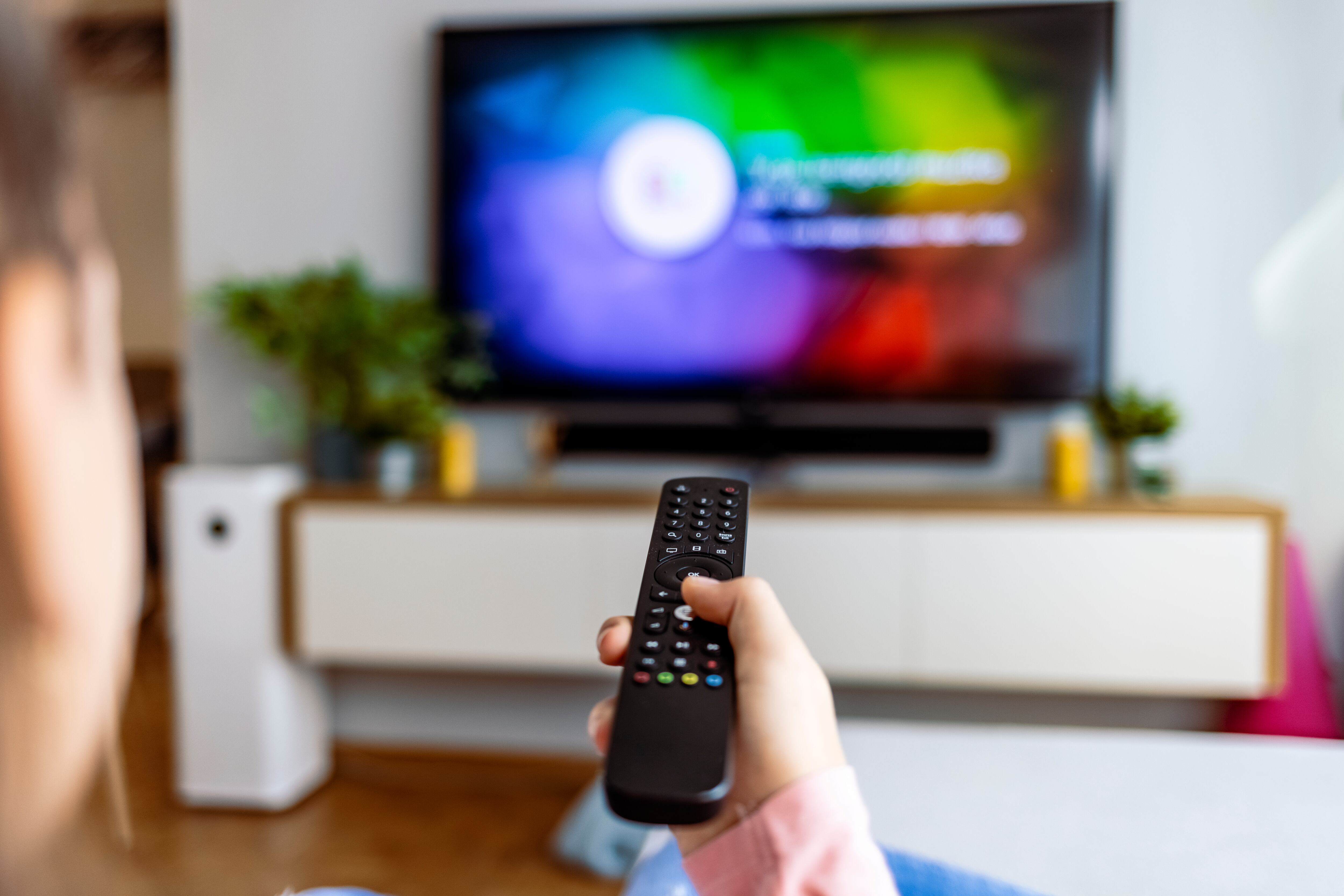 Un televisor con acceso a internet facilita el acceso a una variedad de funciones.