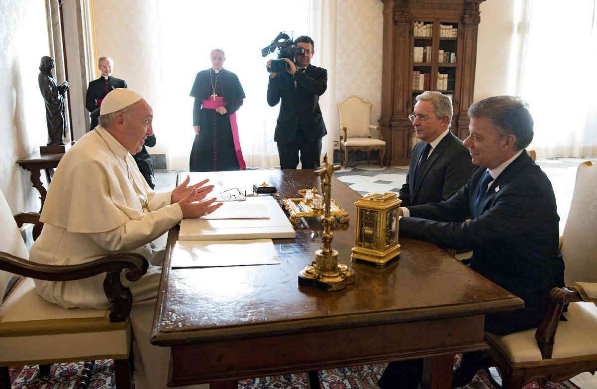 El Papa Francisco conversó con el presidente colombiano Juan Manuel Santos, a la derecha, y el ex presidente Álvaro Uribe, durante una reunión en el Vaticano, el viernes 16 de diciembre de 2016. El Papa Francisco llevó al presidente colombiano y su principal oponente político a discutir el acuerdo de paz con las Farc, haciendo una notable intervención personal para sellar un acuerdo que termine el conflicto más largo de América Latina. Foto: L'Osservatore Romano / Piscina foto vía AP.
