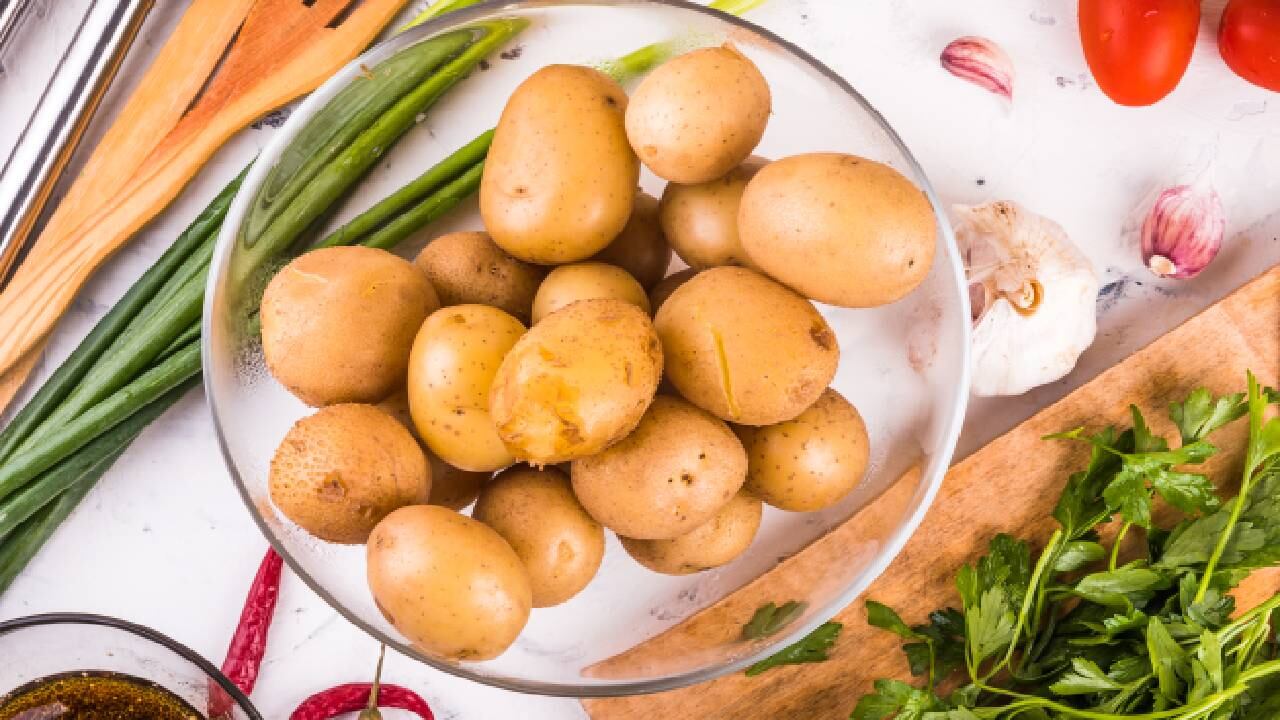 El ingrediente principal para esta mascarilla es la papa, la cual debe estar correctamente lavada y pelada.