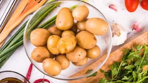 El ingrediente principal para esta mascarilla es la papa, la cual debe estar correctamente lavada y pelada.