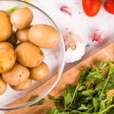 El ingrediente principal para esta mascarilla es la papa, la cual debe estar correctamente lavada y pelada.