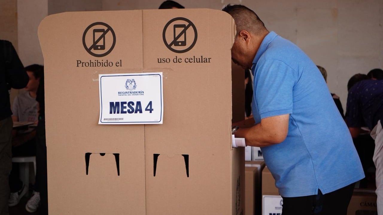 Los colombianos mayores de 18 años que están inscritos en el censo electoral de la Registraduría pueden acercarse a sus puestos de votación el domingo 31 de mayo para elegir presidente de la república.
