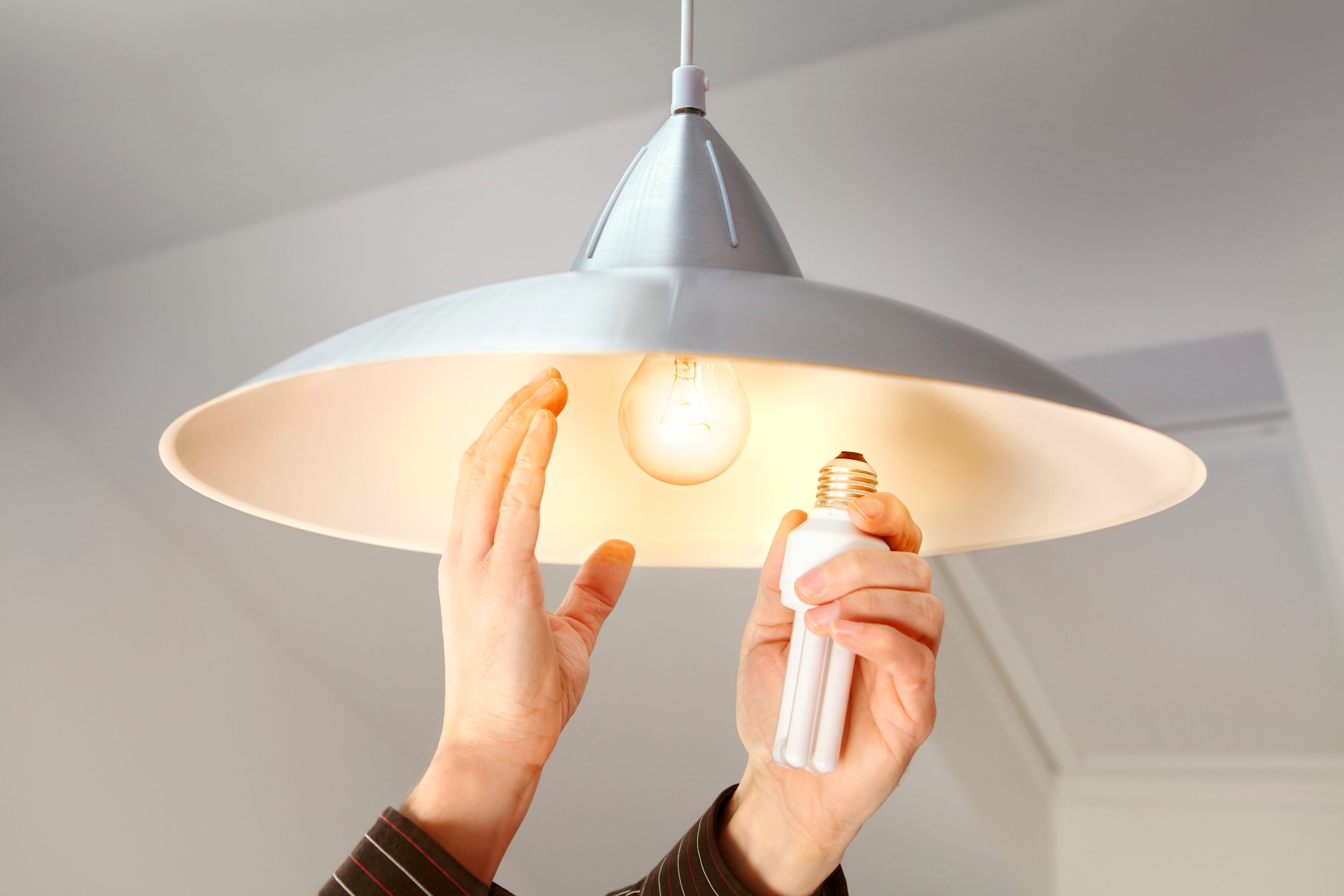 Elegir adecuadamente las bombillas para el hogar es crucial por varias razones.