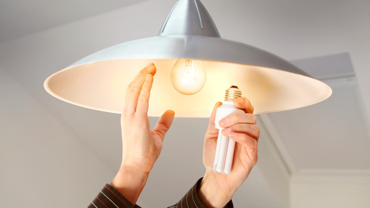 Elegir adecuadamente las bombillas para el hogar es crucial por varias razones.