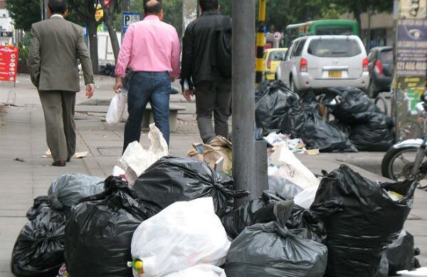 Durante el día saldrán grupos de la empresa Aguas Bogotá para recoger los residuos en sitios claves.