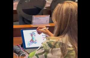 La funcionaria estaba pintando mandalas en el concejo de la ciudad