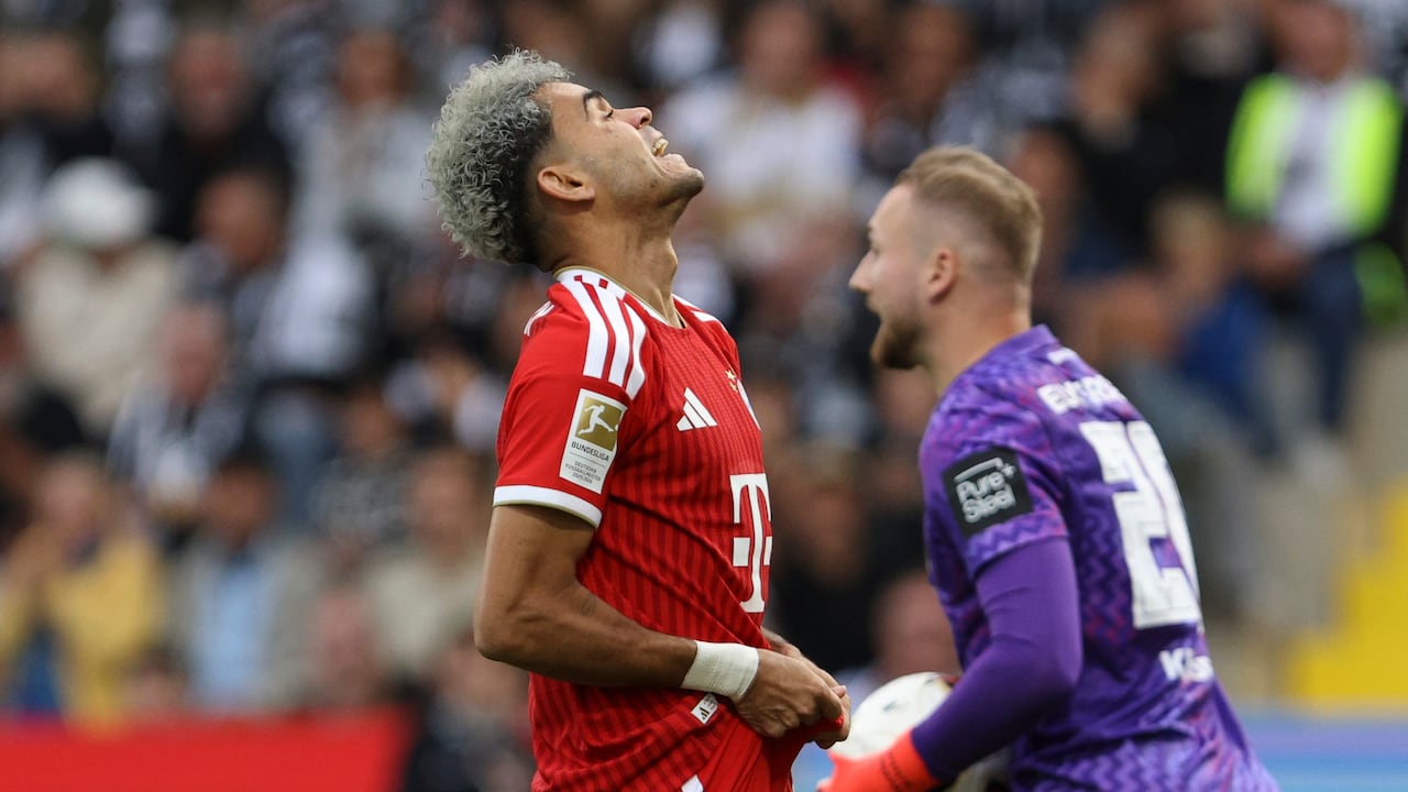 Luis Díaz se lamenta tras una opción de gol que falló.