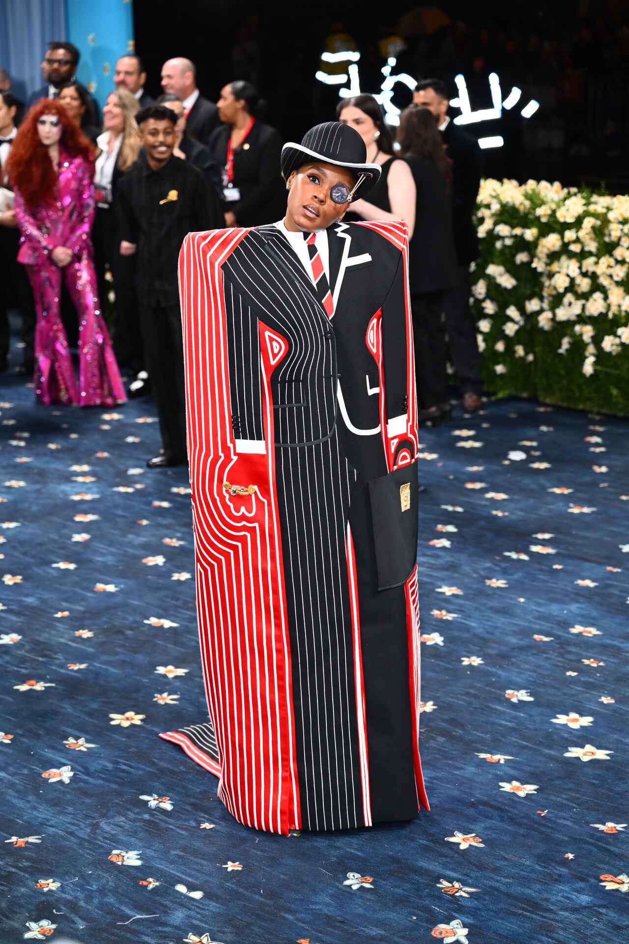 Janelle Monáe deslumbró con un conjunto de Thom Browne que evocaba la estética de los años 30.