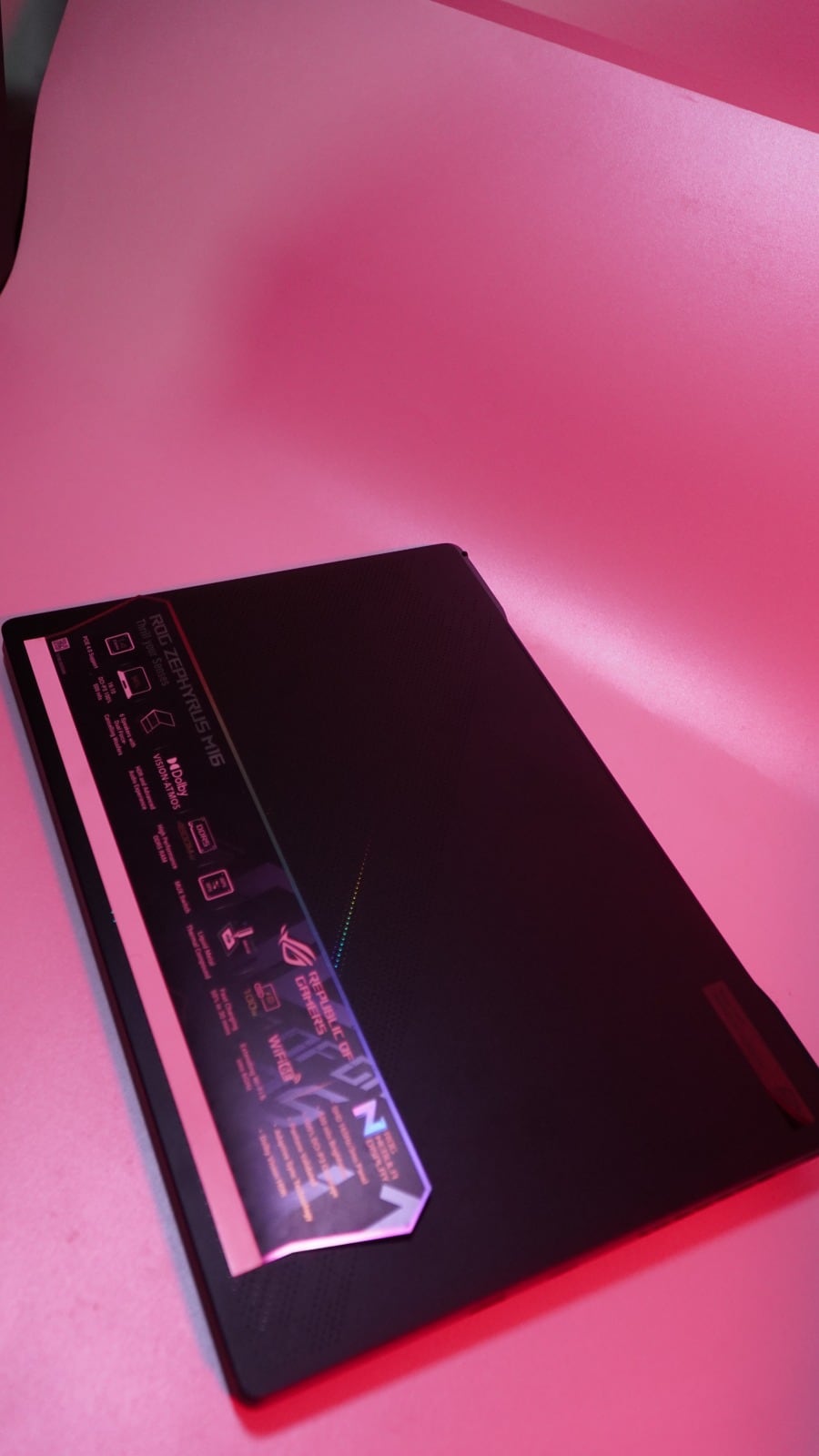 Este pc es compacto pero cuenta con los componentes para el gaming de alto nivel.