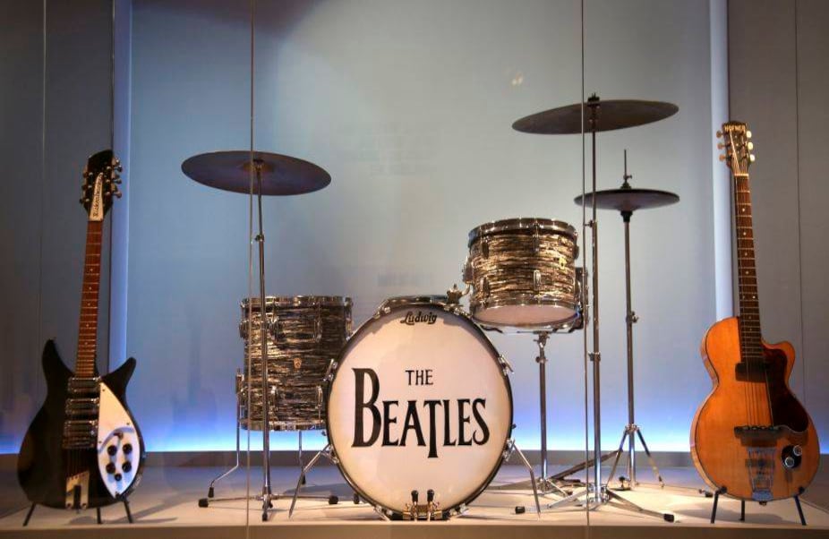 También se exponen los instrumentos utilizados por los miembros de The Beatles, la mítica banda inglesa que revolucionó el rock en los años 60. FOTO: Seth Wenig / AP