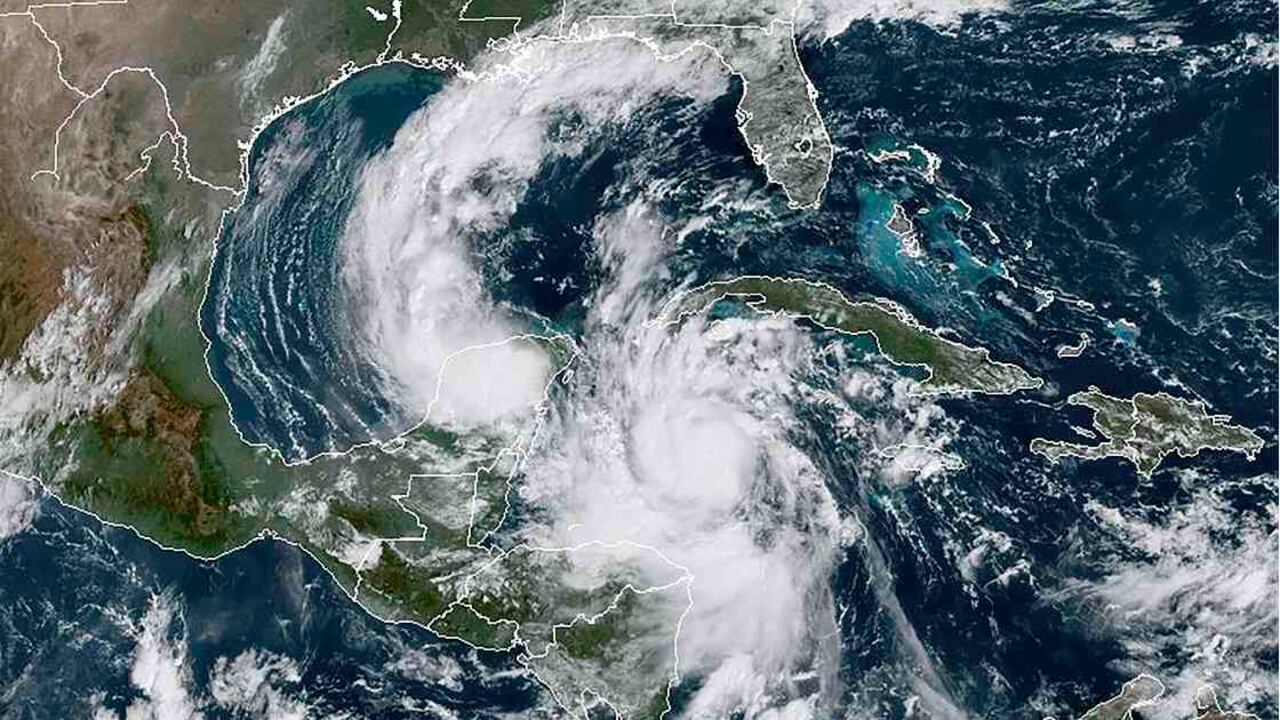 Así se ve en el satélite el huracán Delta que en las próximas horas llegará a México. Imagen satelital RAMMB / NOAA/ AFP