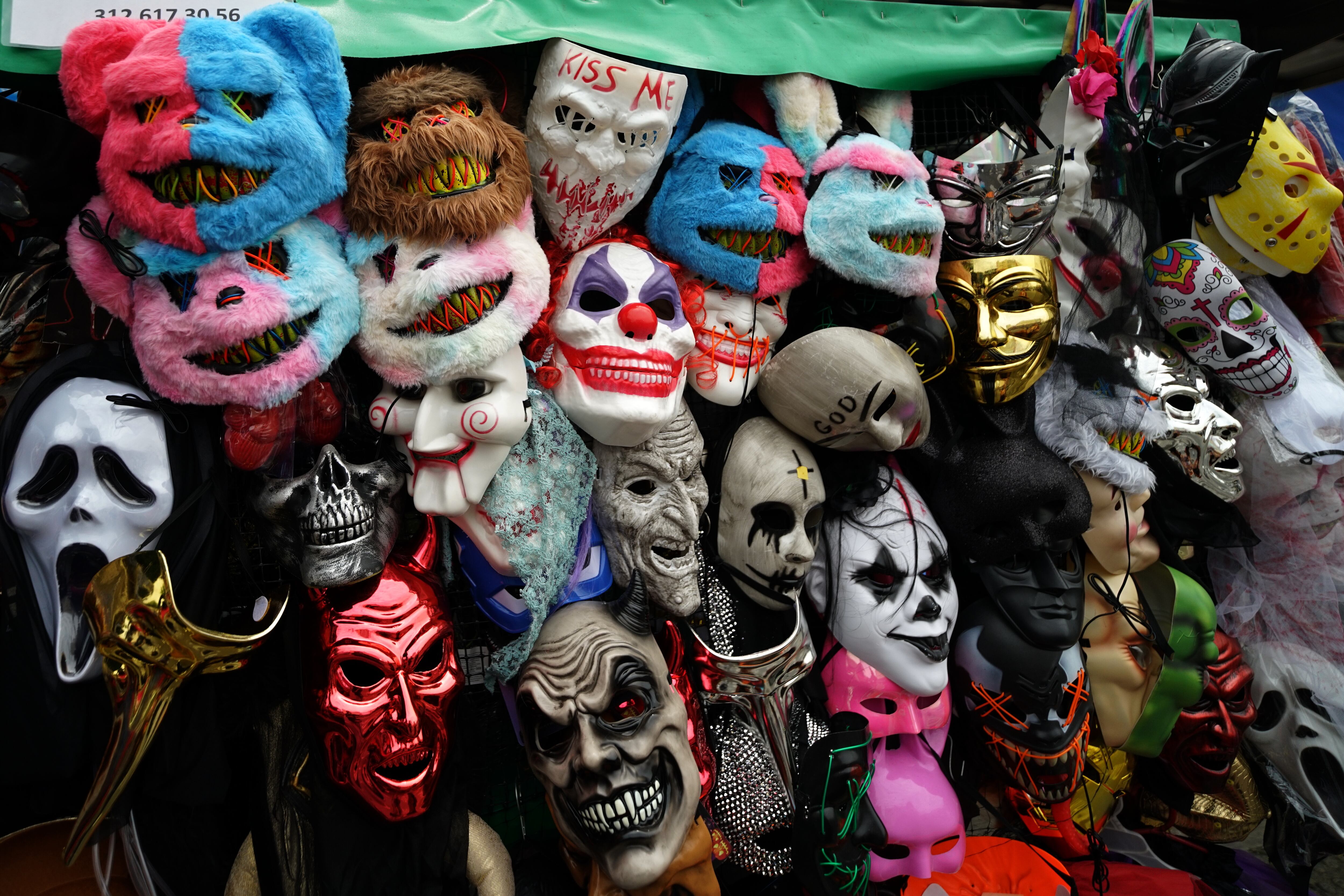 Las tendencias de disfraces para Halloween en Cali, incluyen personajes de películas de terror, fantasía y ficción. También se ven mucho, los disfraces de personajes clásicos de Halloween como brujas, bailarinas  y superhéroes. La Casa del terror, es un sitio de alquiler de disfraces, muy tradicional. Foto Jorge Orozco.