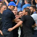 Tuchel y Conte tuvieron que ser separados por miembros de ambos equipos