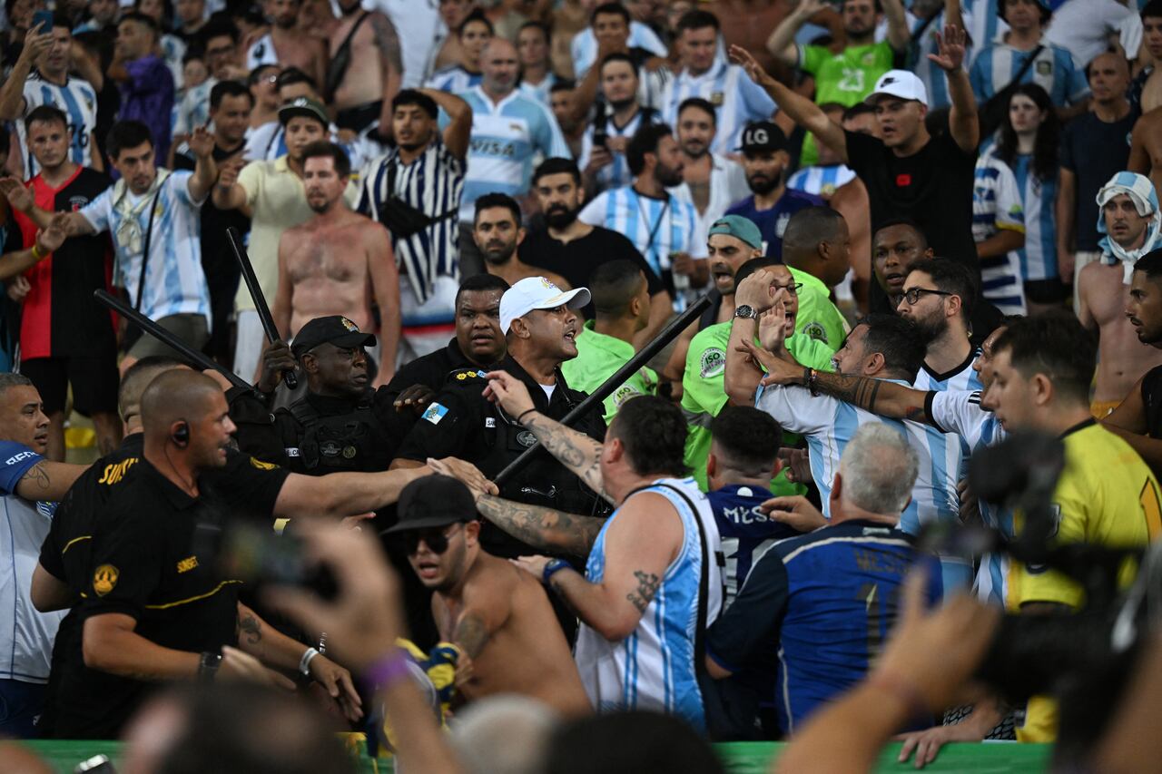 Fans of Argentina clash with Brazilian police before the start of the 2026 FIFA World Cup South American qualification football match between Brazil and Argentina at Maracana Stadium in Rio de Janeiro, Brazil, on November 21, 2023. (Photo by CARL DE SOUZA / AFP)