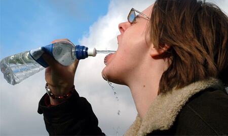 Se recomienda tomar agua de manera habitual, con un consumo de 1,5 a 2 litros al día y tomar infusiones, aguas infusionadas con frutas o caldos no salados.