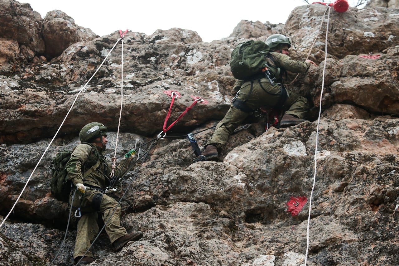 Ejercicios militares en Crimea. (Photo by Sergei Malgavko\TASS via Getty Images)