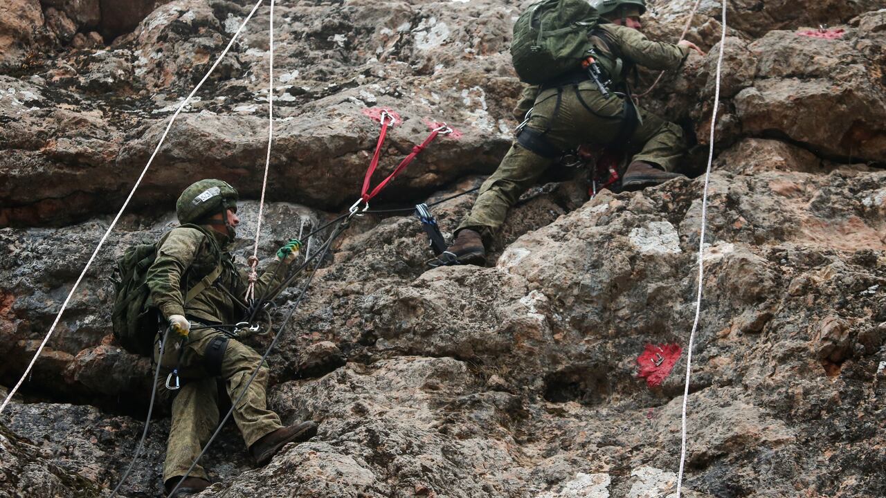 Ejercicios militares en Crimea. (Photo by Sergei Malgavko\TASS via Getty Images)