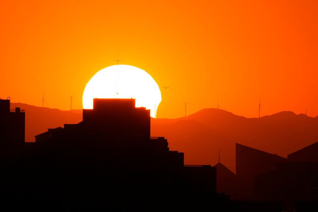 Este fenómeno astronómico ocurre durante el período de la Luna Nueva, cuando la Tierra, la Luna y el Sol están perfectamente alineados.