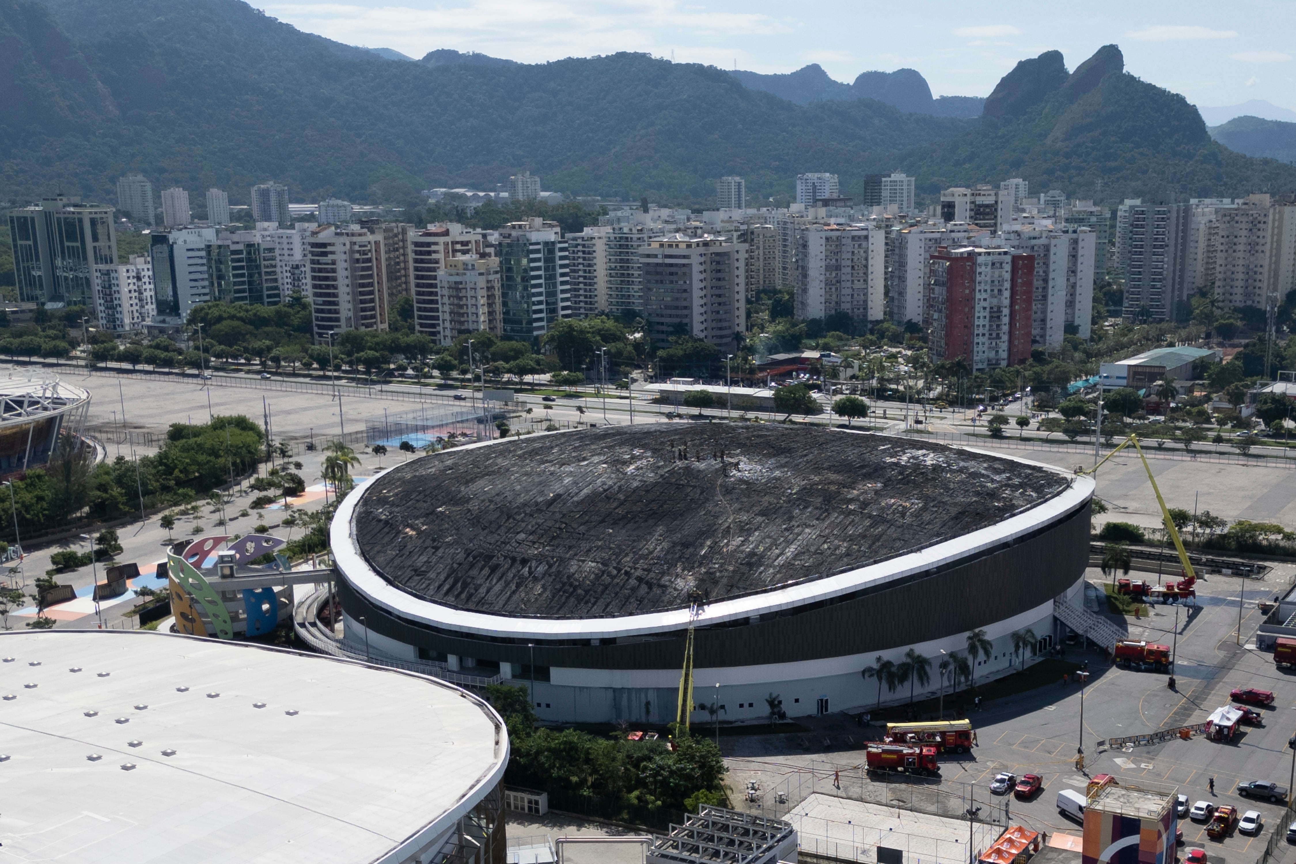Los bomberos trabajan para controlar un incendio en el techo del velódromo del Parque Olímpico de Río de Janeiro.