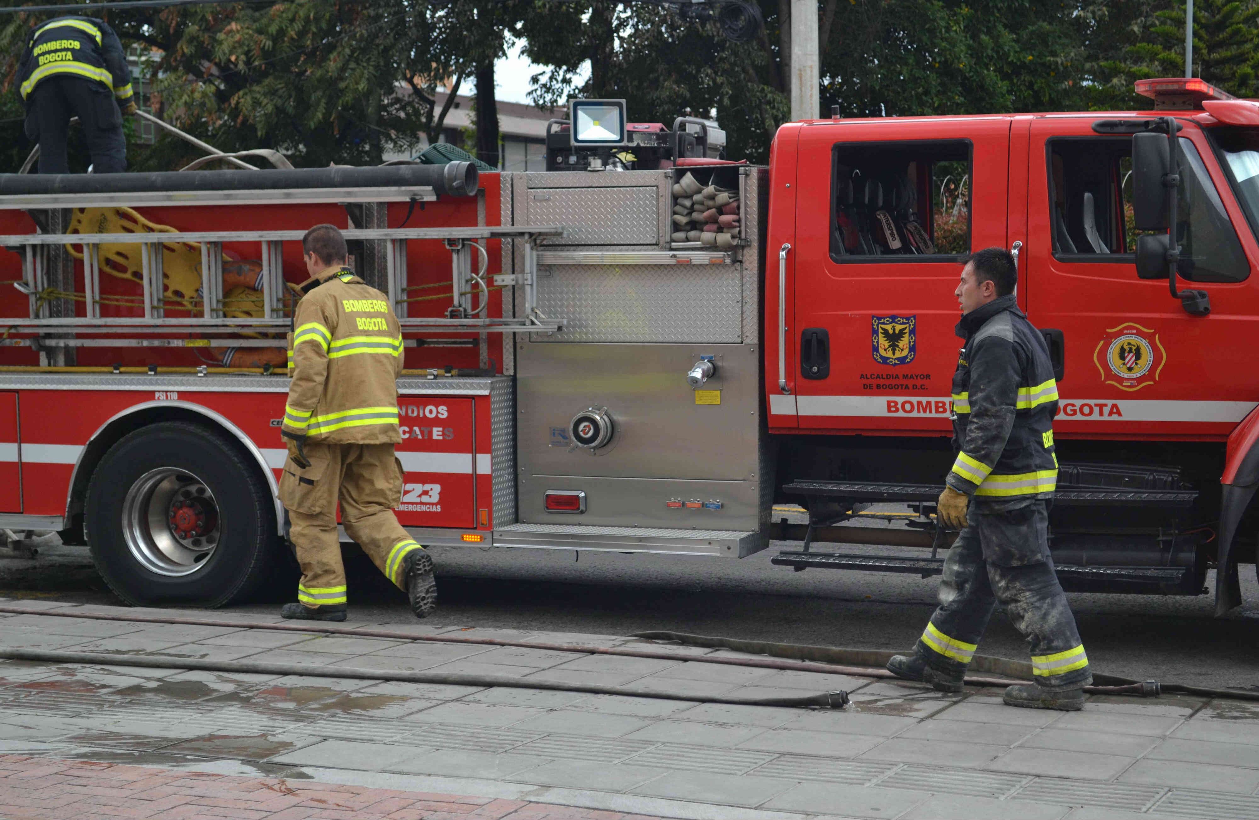 José Estrada, presidente de la Junta de Acción Comunal, le dijo a SEMANA que junto a los administradores y los bomberos estaban investigando las causas del incendio.
